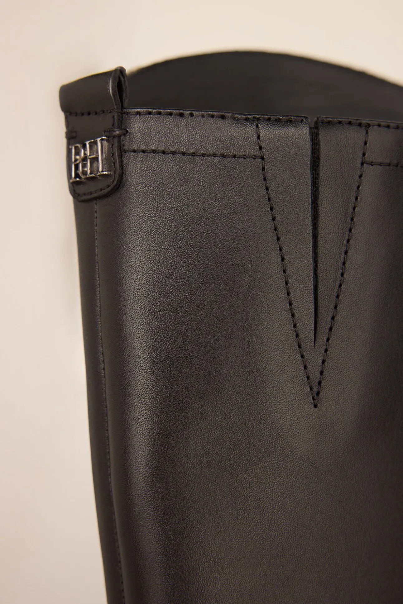 Bota hípica con detalle metálico