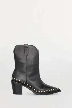 Botin tacón con tachas en piel