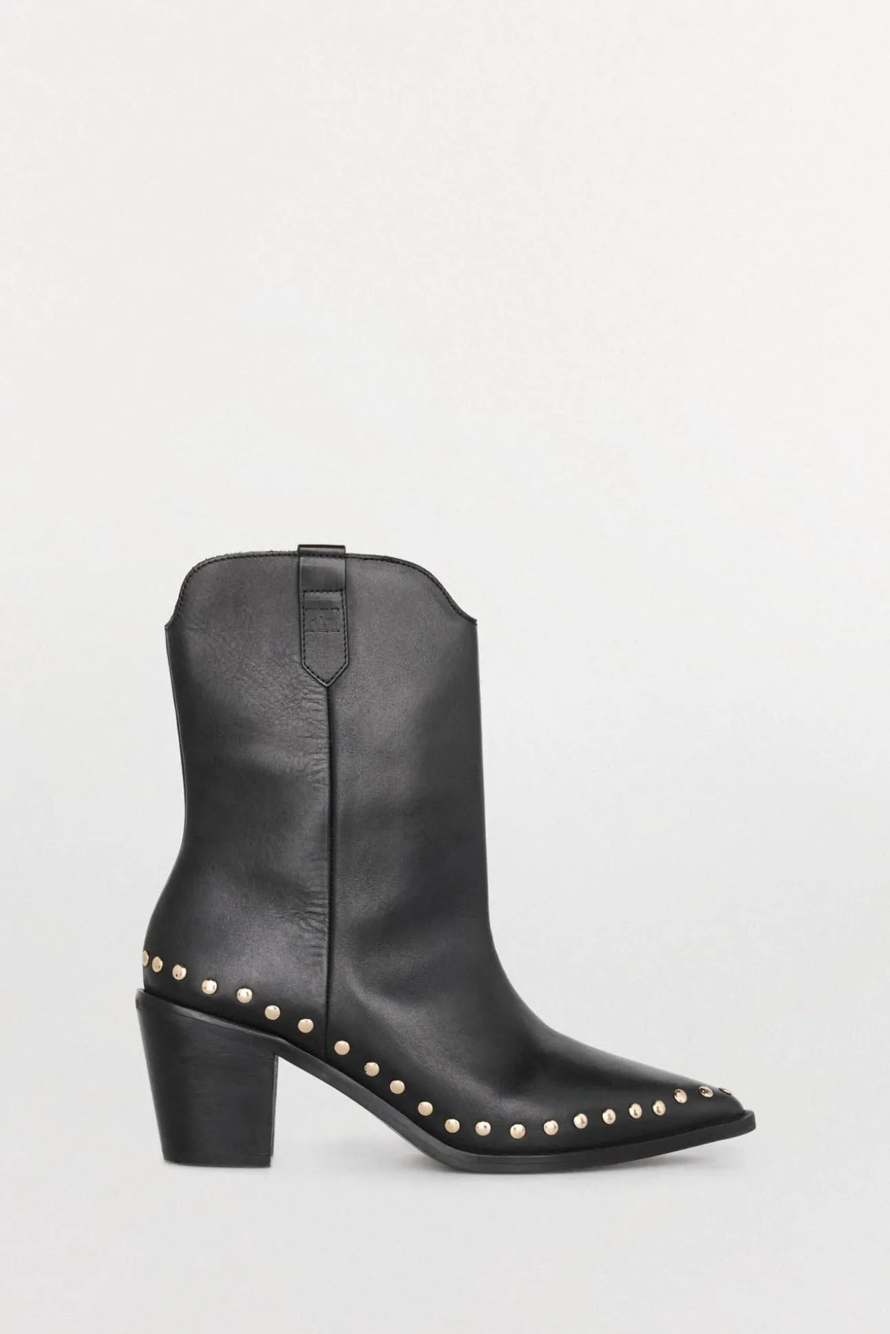 Botin tacón con tachas en piel