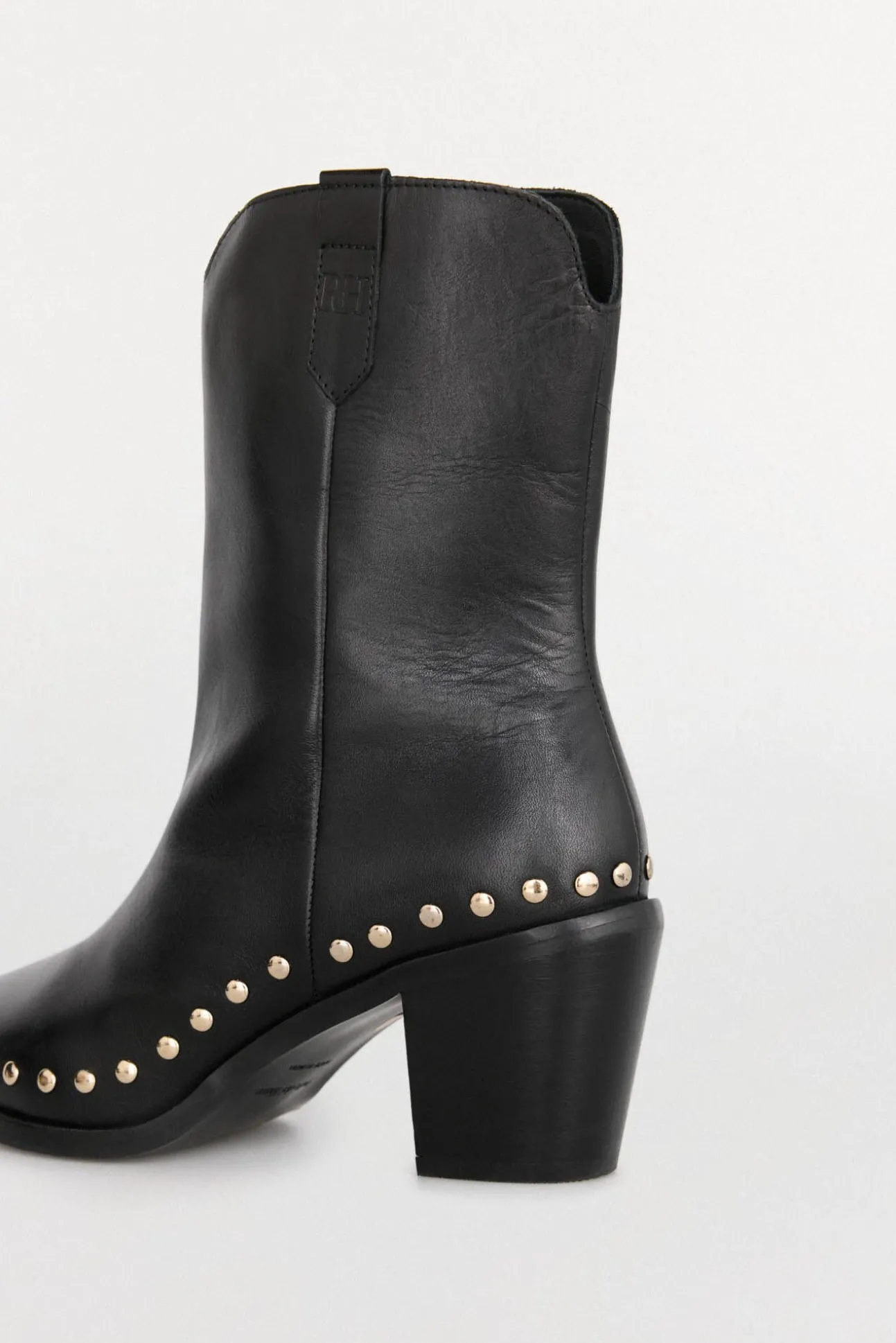 Botin tacón con tachas en piel