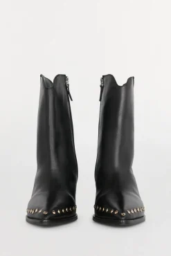 Botin tacón con tachas en piel