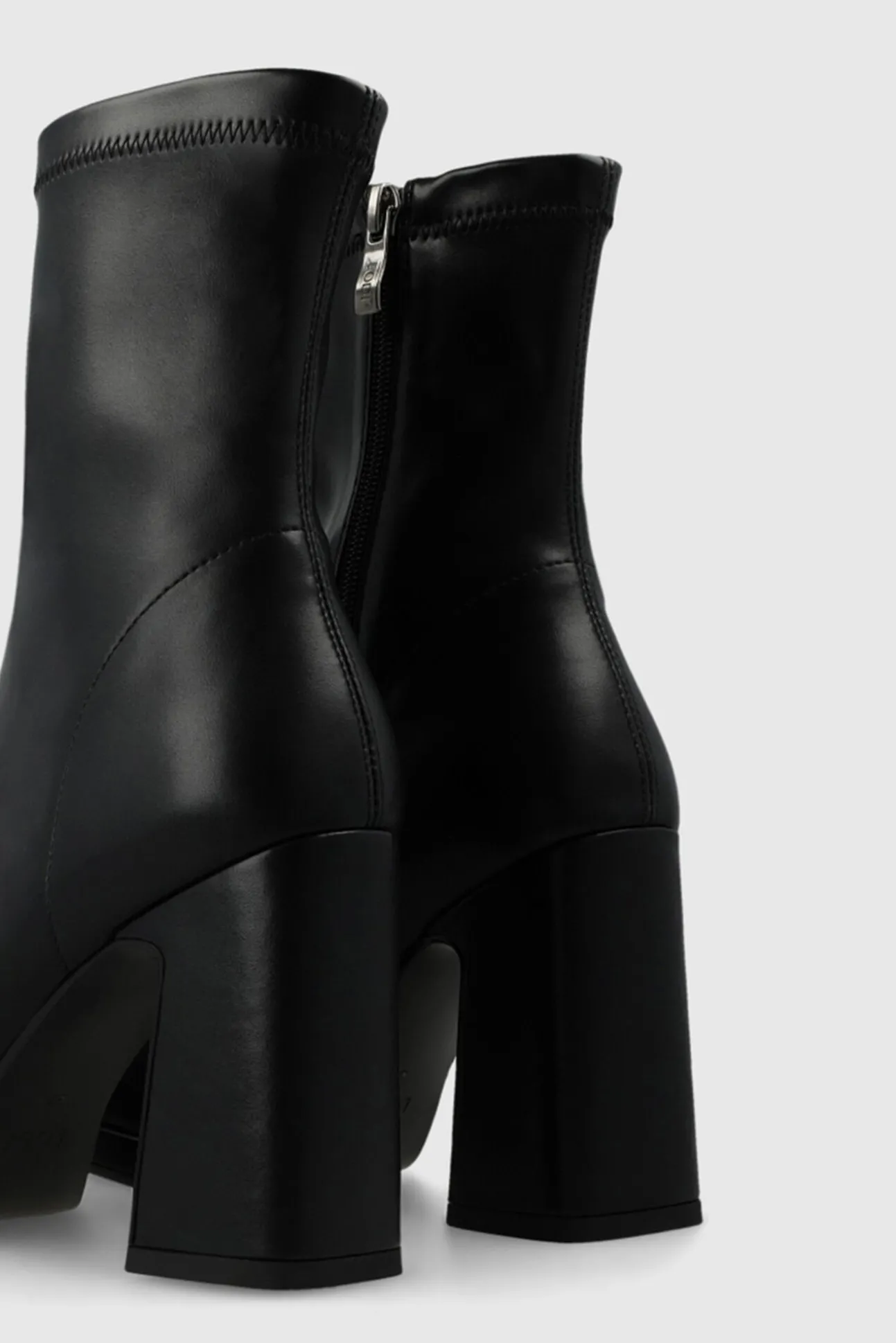 Botines en antelina con tacón