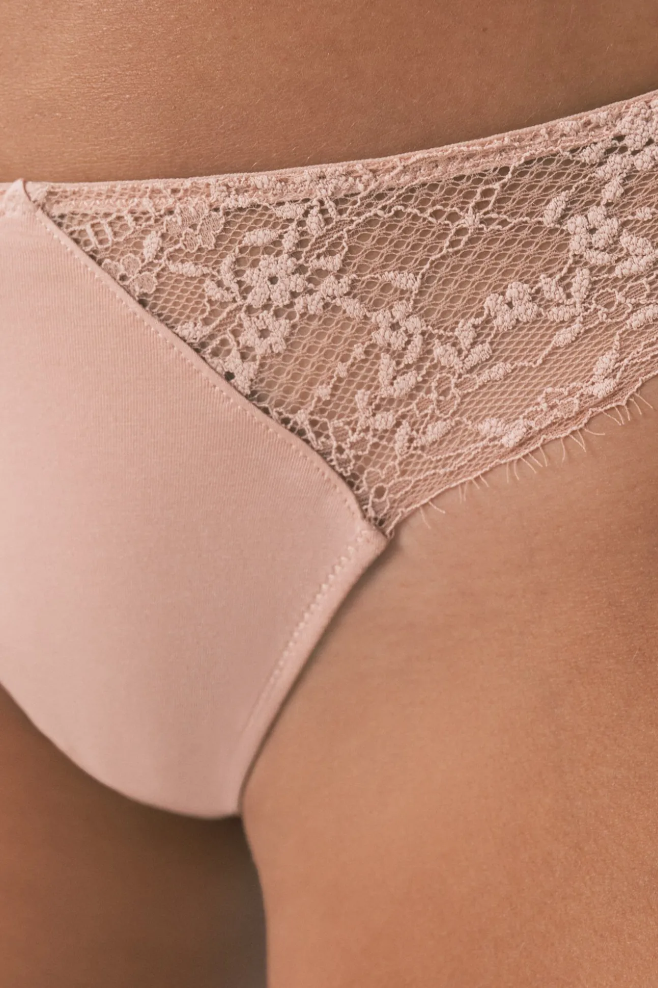 Braga clásica encaje rosa