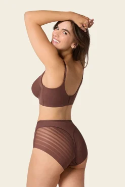 Braga faja clásica con control moderado de abdomen y bandas en tul