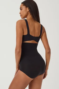 Braga moldeadora de talle alto nude. SPANX