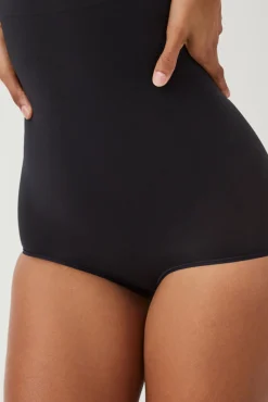 Braga moldeadora de talle alto nude. SPANX