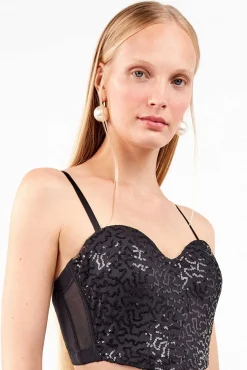 Bustier negro de lentejuelas con diseño deslumbrante