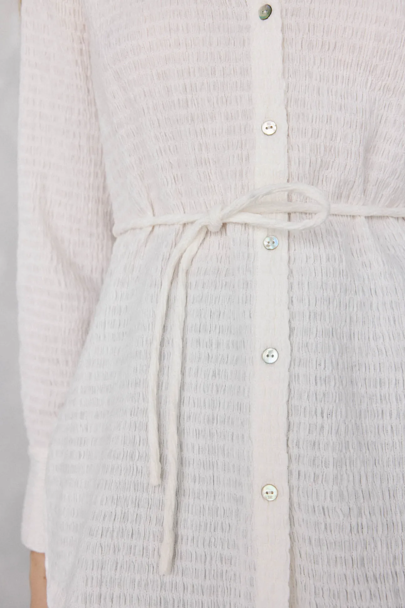 Camisa con cuello de textura