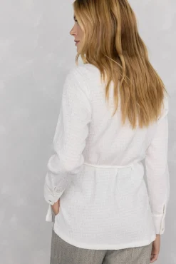 Camisa con cuello de textura