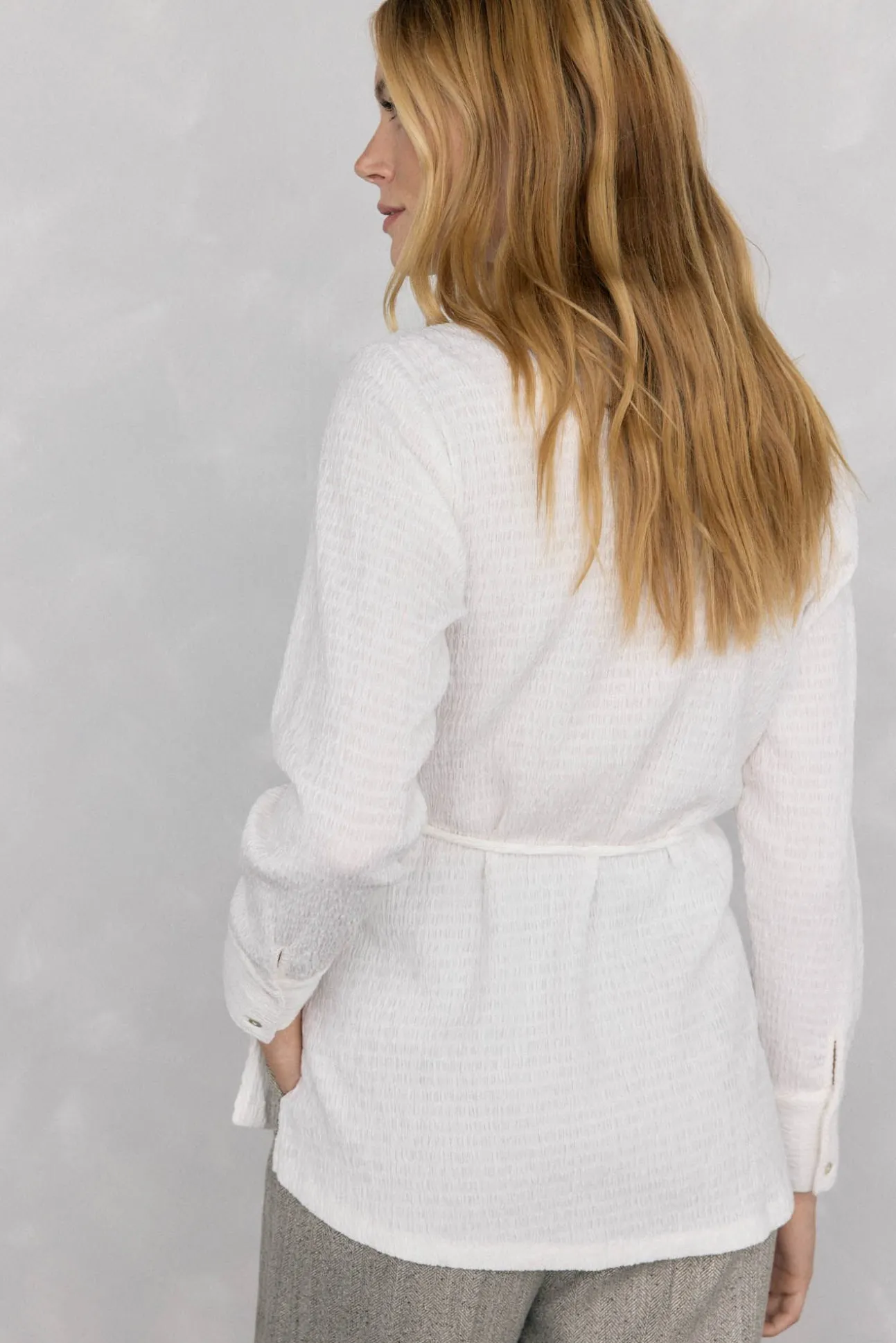 Camisa con cuello de textura