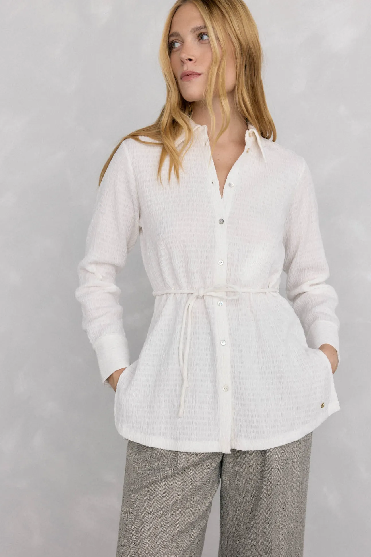 Camisa con cuello de textura