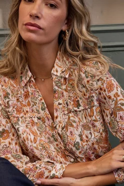 Camisa floral con cuello pico