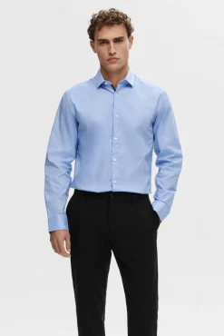 Camisa formal de vestir Slim Fit confeccionada con algodón orgánico.