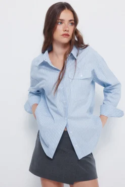 Camisa oversized bolsillo parche