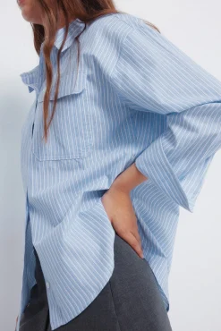 Camisa oversized bolsillo parche