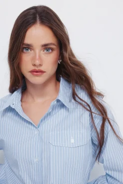 Camisa oversized bolsillo parche