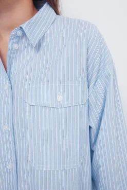 Camisa oversized bolsillo parche