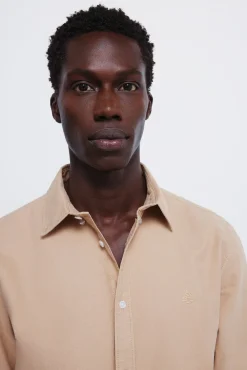 Camisa oxford tinte en prenda