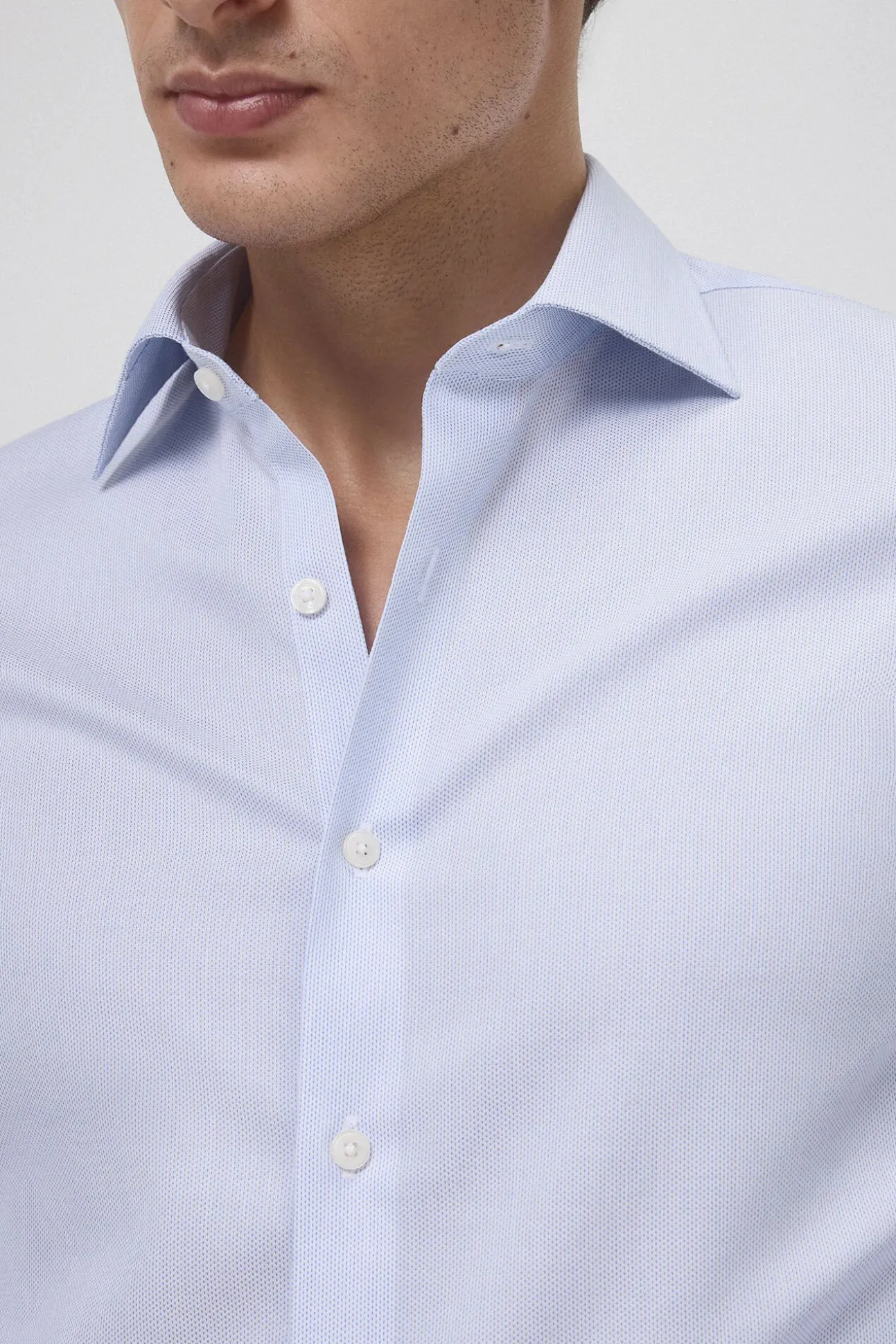 Camisa vestir puño gemelo non iron y antimanchas lisa tailored fit