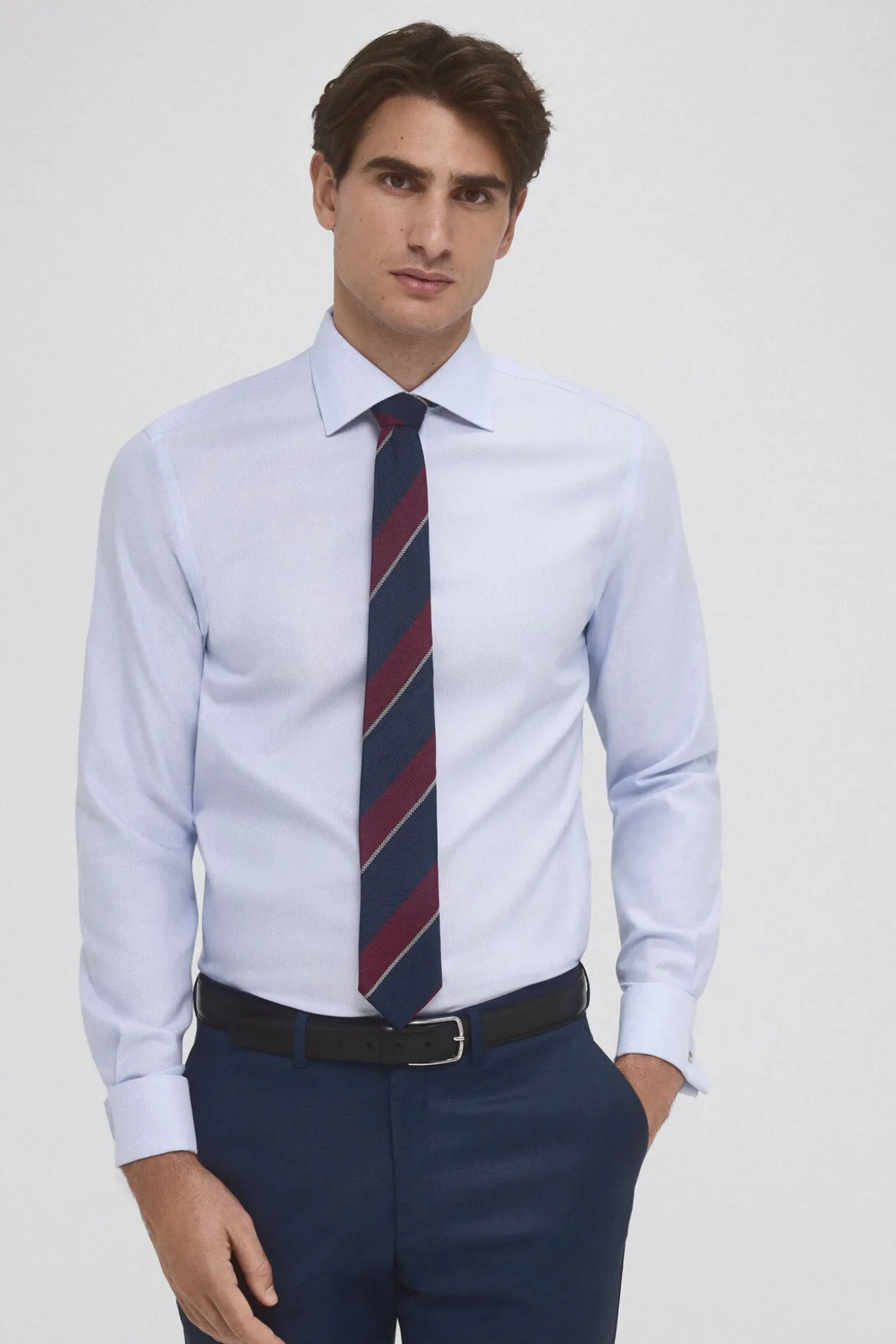 Camisa vestir puño gemelo non iron y antimanchas lisa tailored fit
