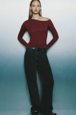 Camiseta ajustada escote asimétrico