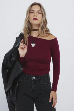 Camiseta ajustada escote asimétrico