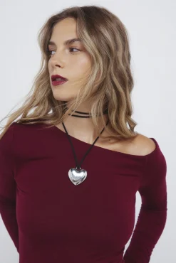 Camiseta ajustada escote asimétrico