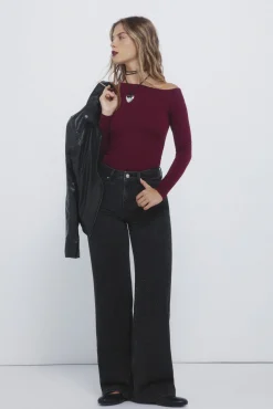 Camiseta ajustada escote asimétrico