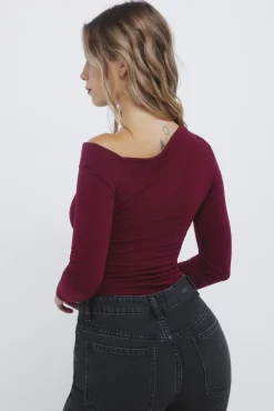 Camiseta ajustada escote asimétrico