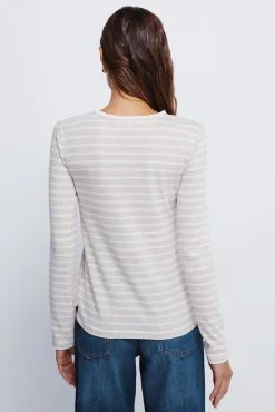 Camiseta botones hombro cuello