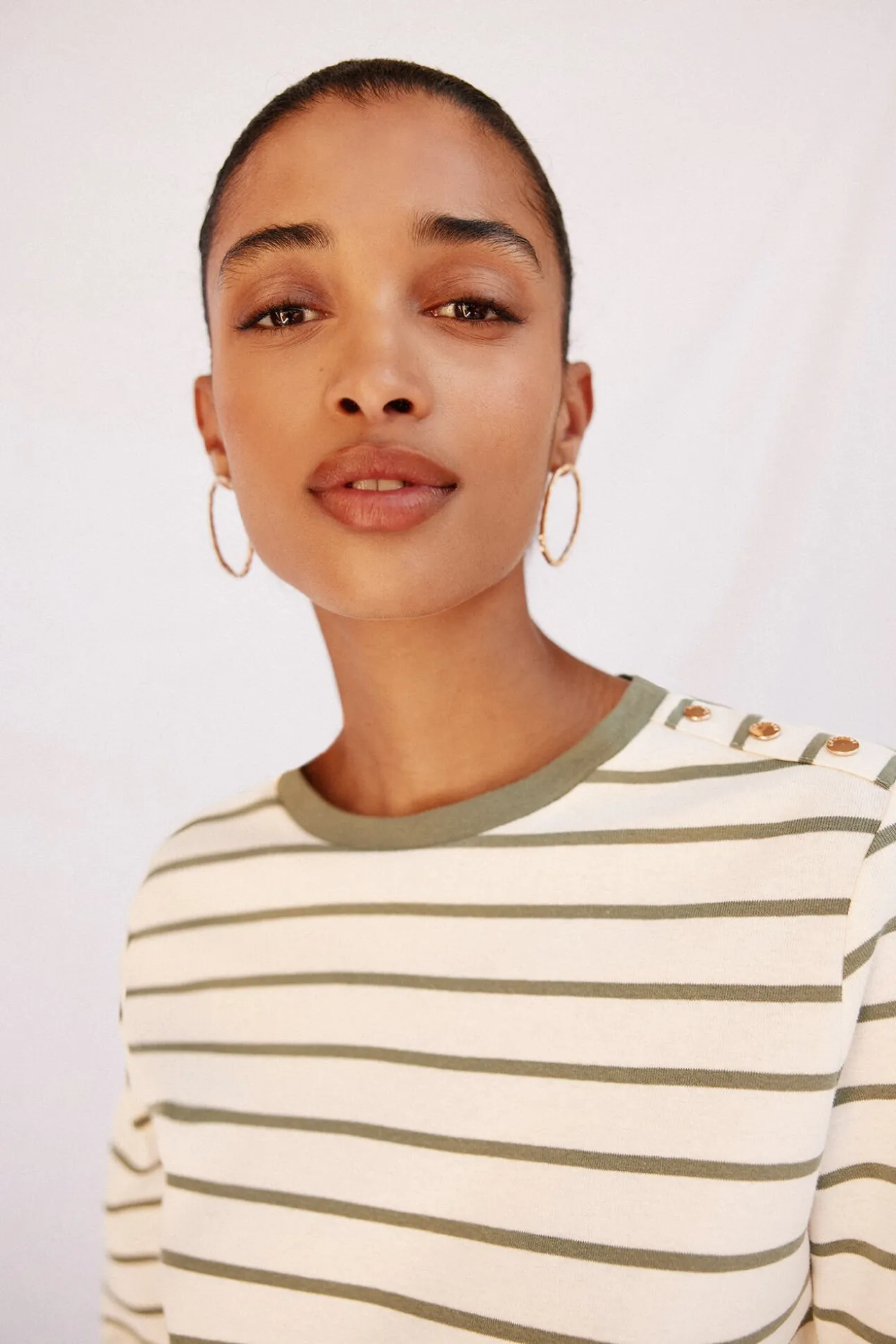 Camiseta básica botones dorados