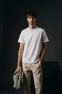 Camiseta básica con bordado avión