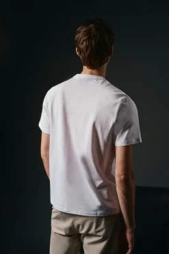 Camiseta básica con bordado avión