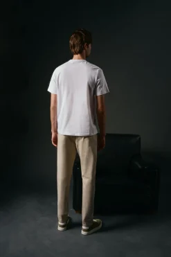 Camiseta básica con bordado avión