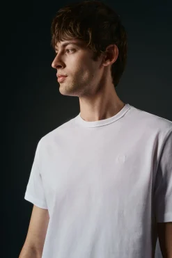 Camiseta básica con bordado avión