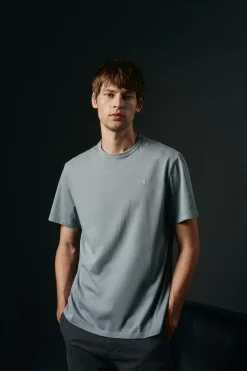 Camiseta básica con bordado avión