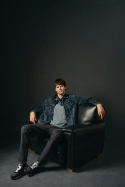 Camiseta básica con bordado avión