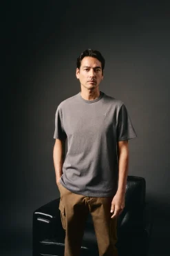 Camiseta básica con bordado avión