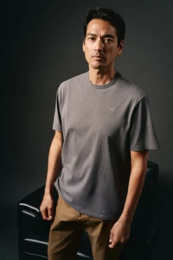 Camiseta básica con bordado avión