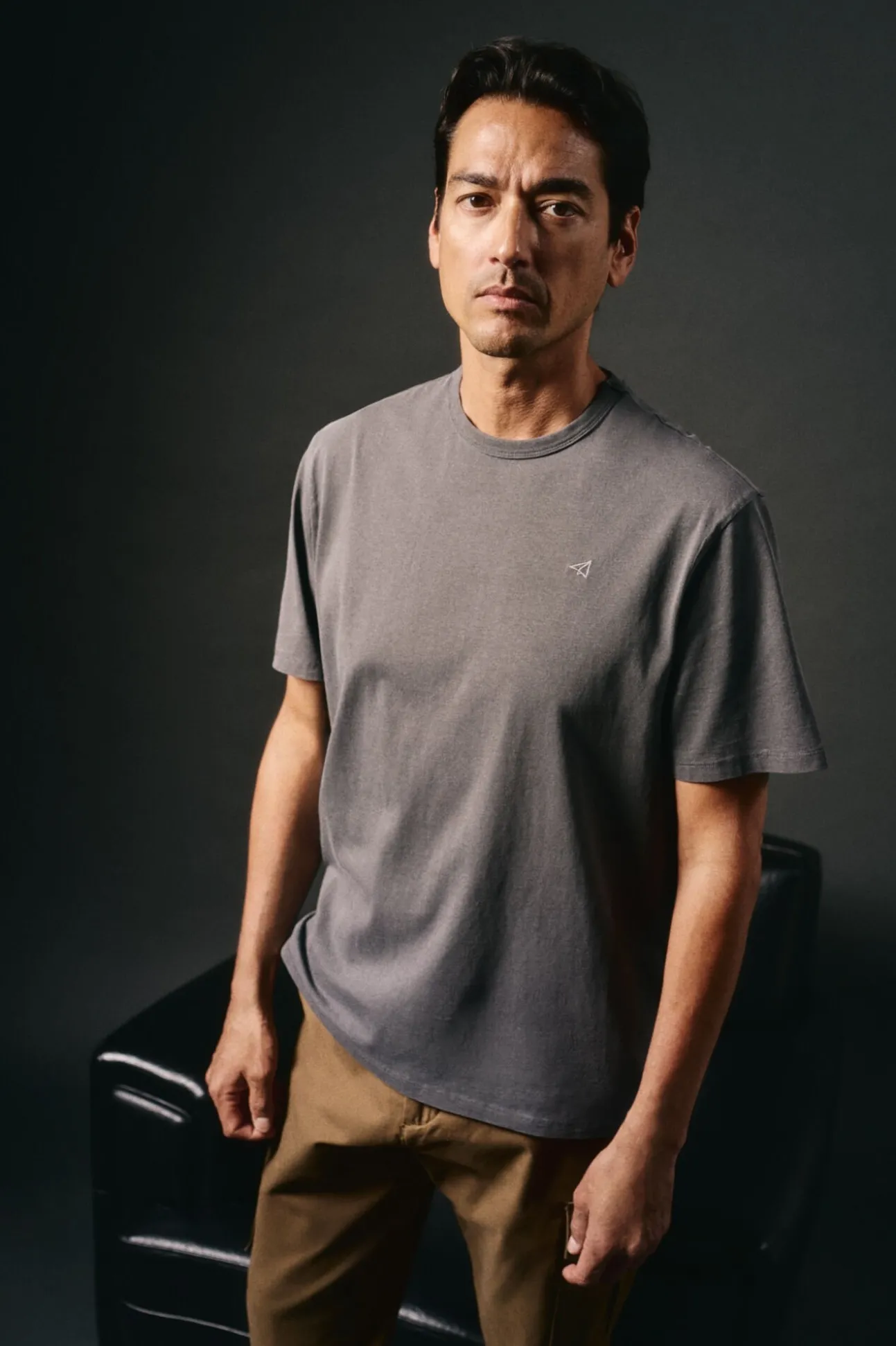 Camiseta básica con bordado avión