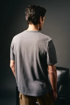 Camiseta básica con bordado avión