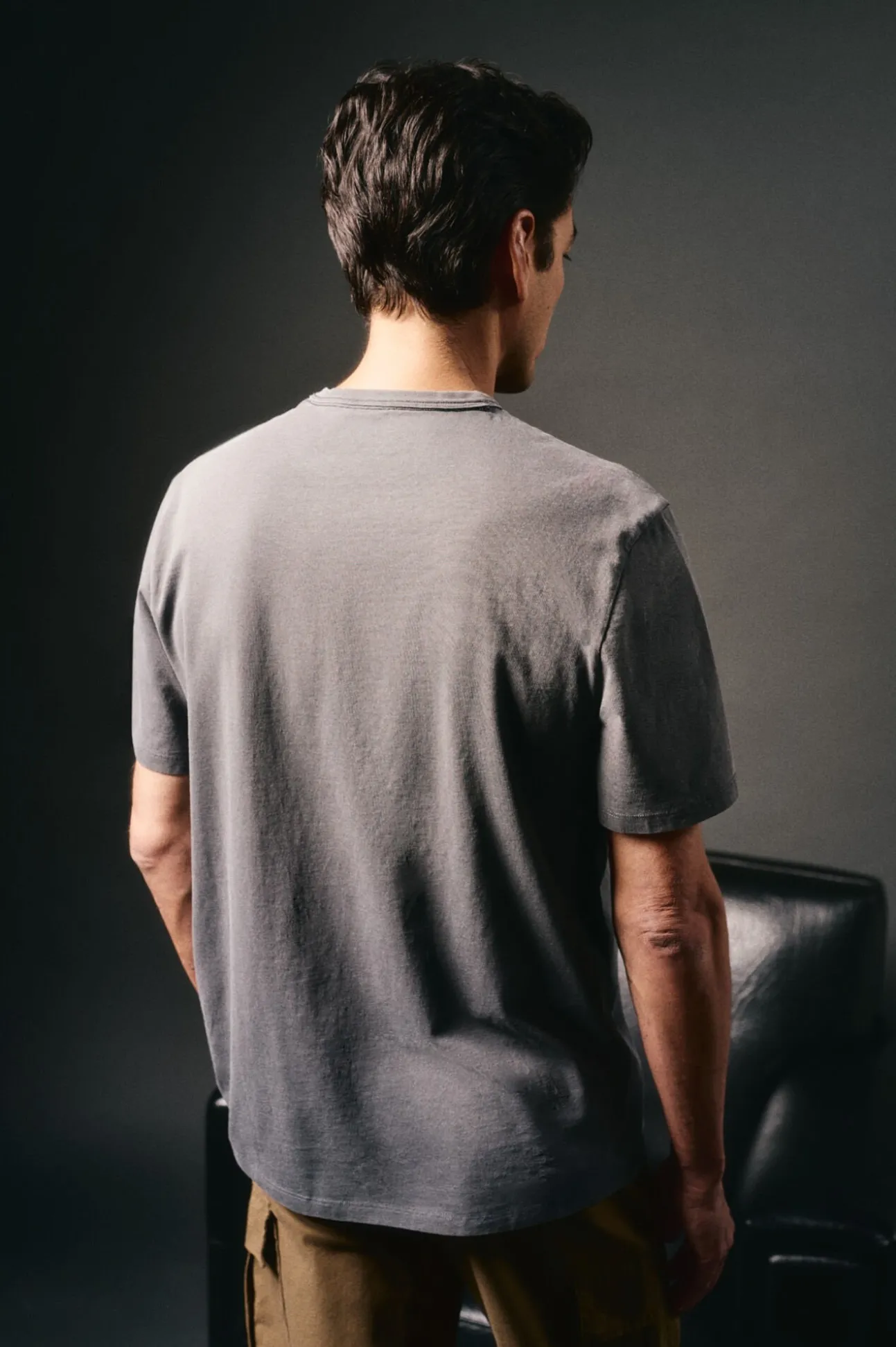 Camiseta básica con bordado avión