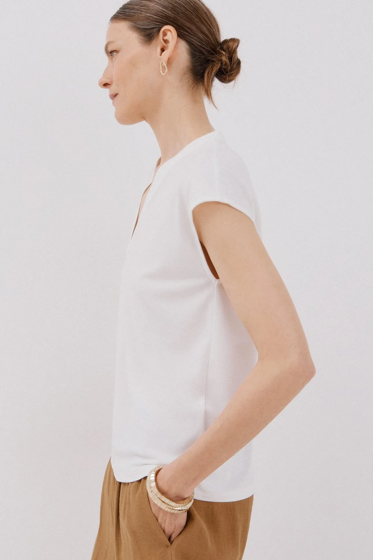 Camiseta básica cuello mao desmentido