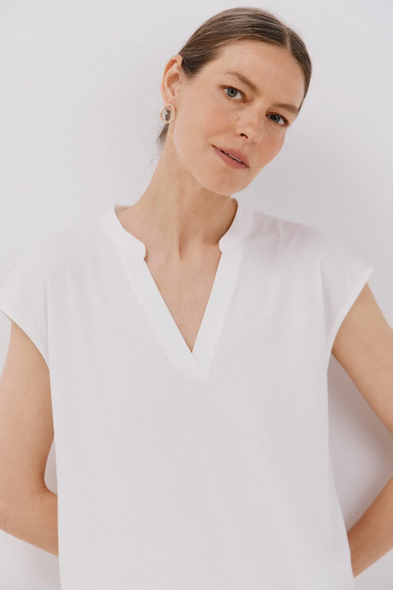 Camiseta básica cuello mao desmentido