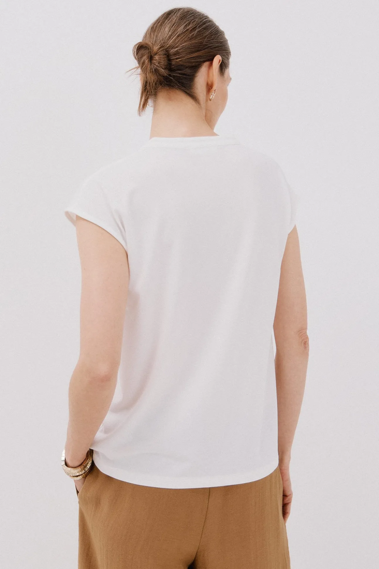 Camiseta básica cuello mao desmentido