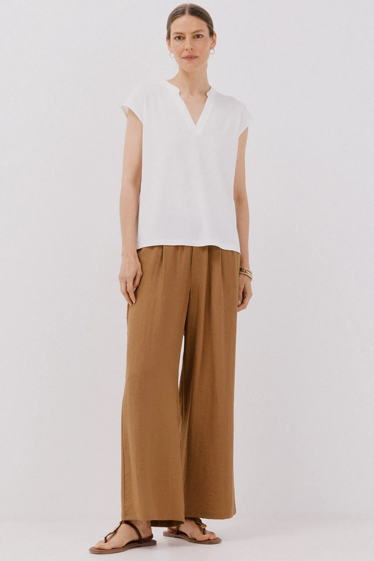 Camiseta básica cuello mao desmentido