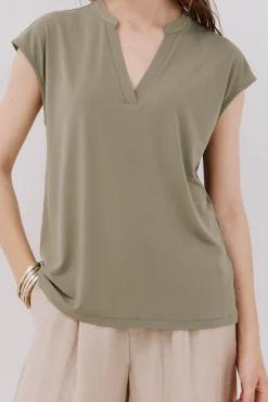 Camiseta básica cuello mao desmentido