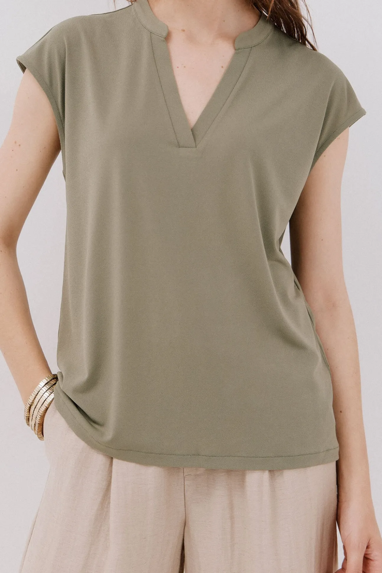 Camiseta básica cuello mao desmentido