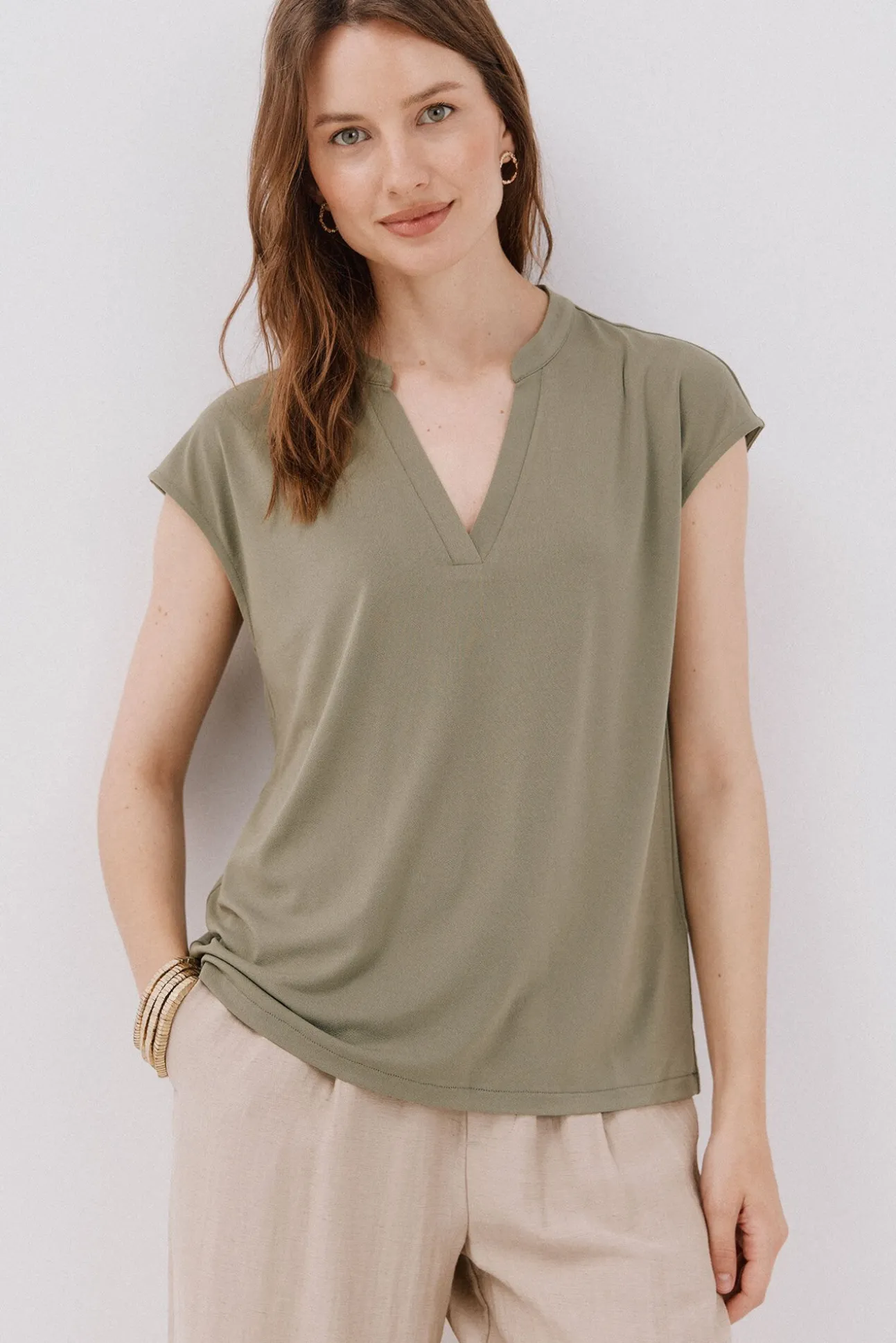 Camiseta básica cuello mao desmentido