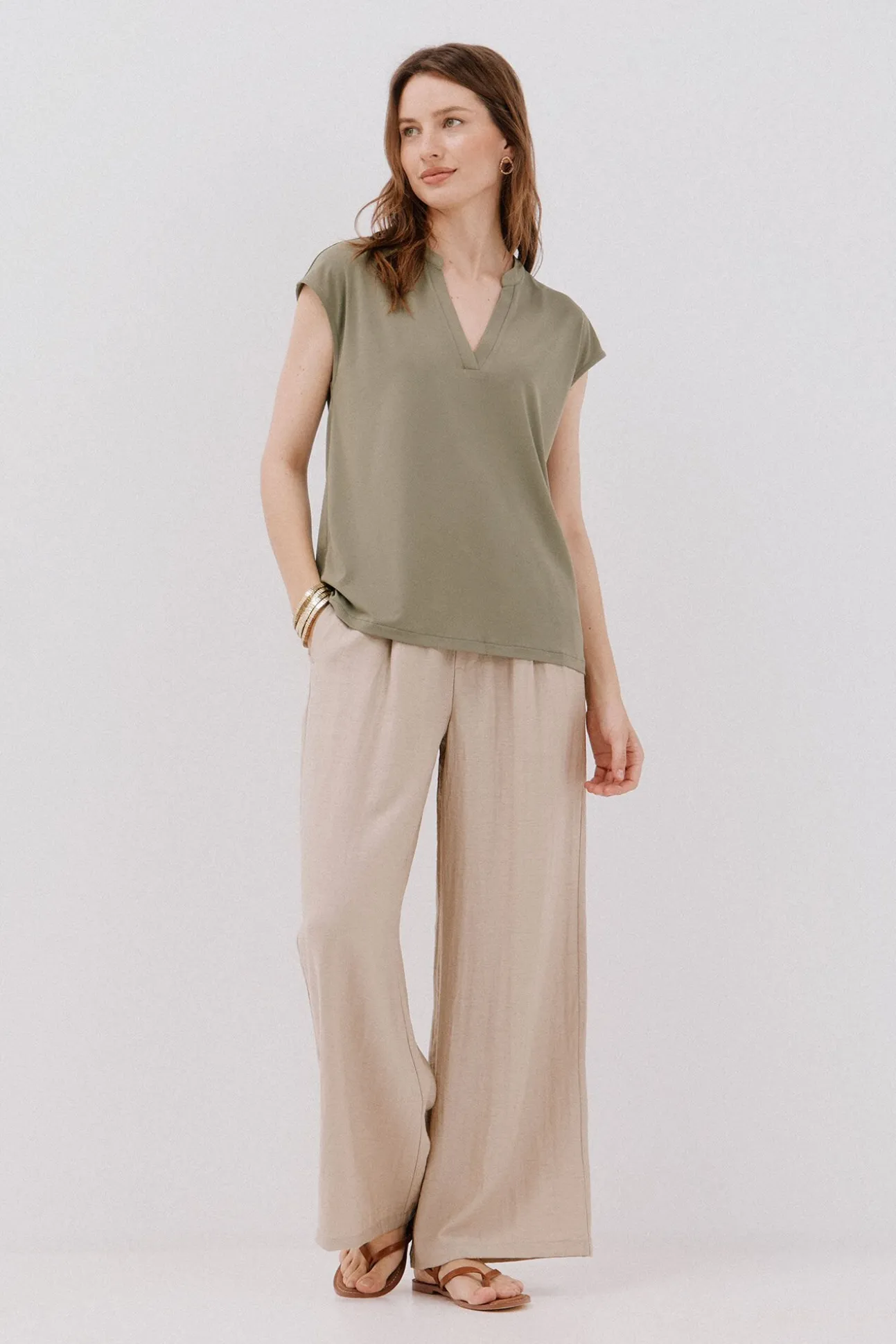 Camiseta básica cuello mao desmentido